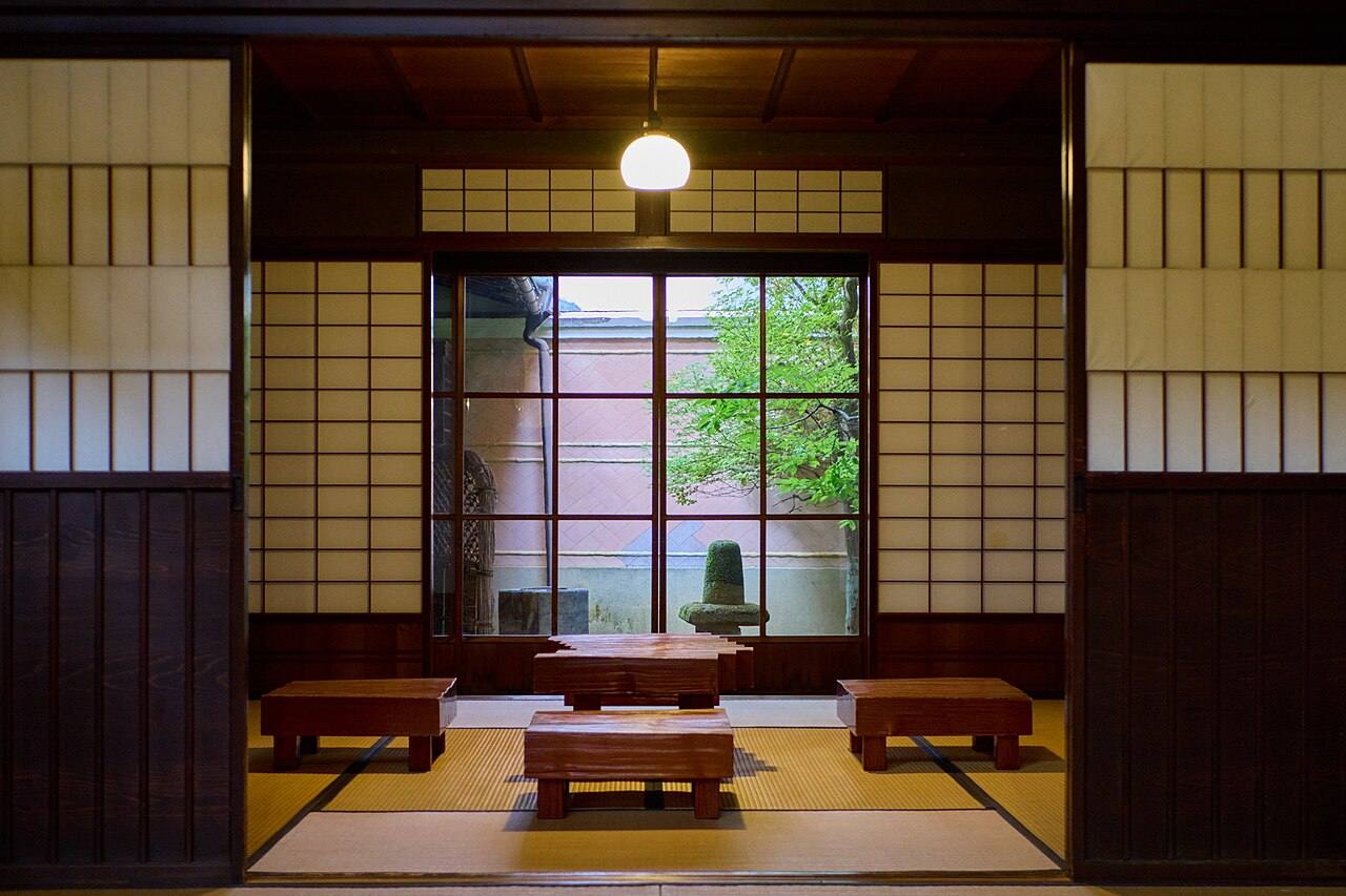 木の建具が並ぶ座敷（仮の写真）